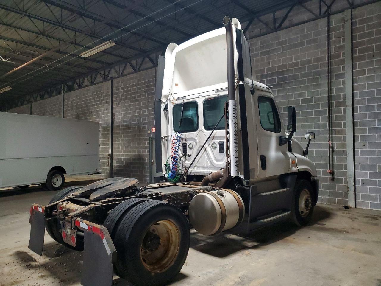2016 Freightliner Cascadia 125 Semi Truck