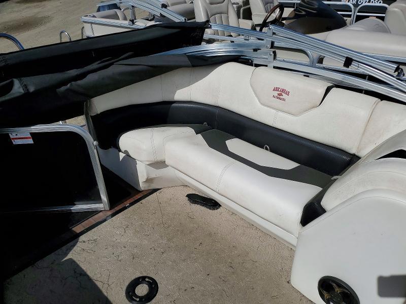 2013 Lowe Pontoon