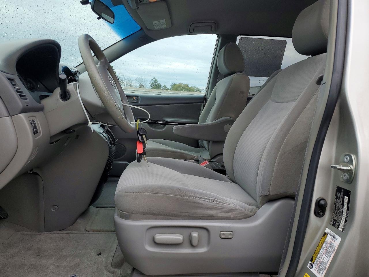 2005 Toyota Sienna le 8 Passenger
