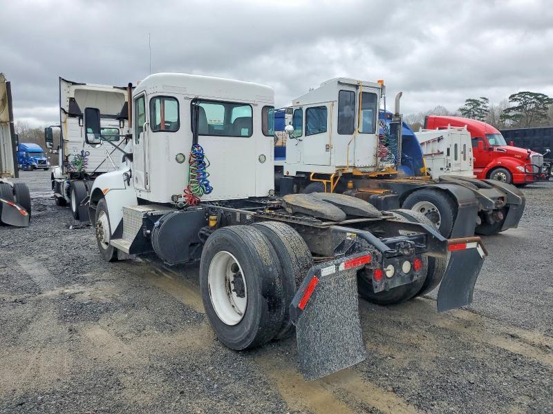 2015 Kenworth T330 Semi Truck