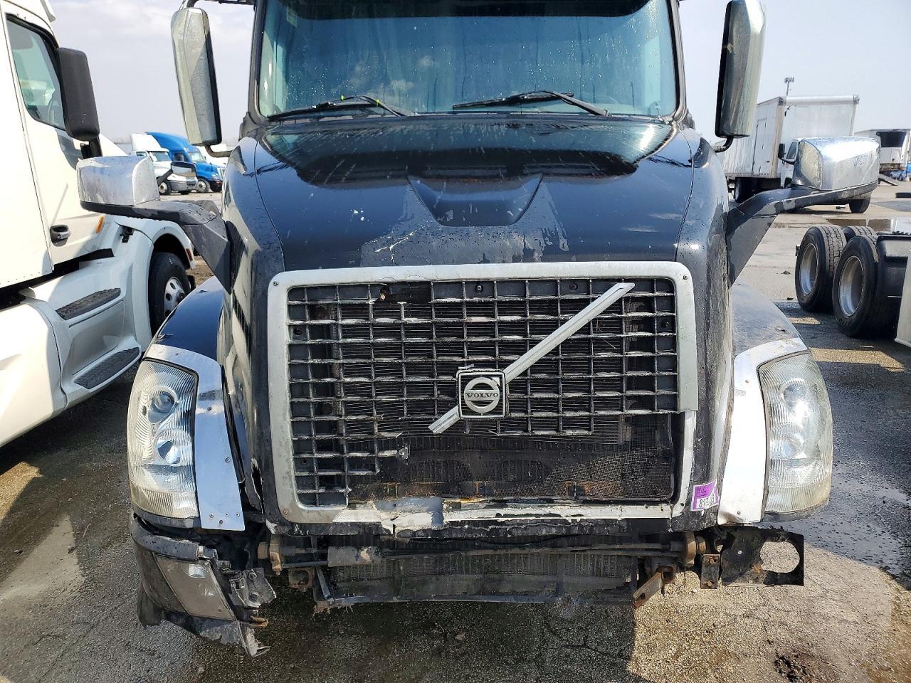 2007 Volvo VNL Semi Truck