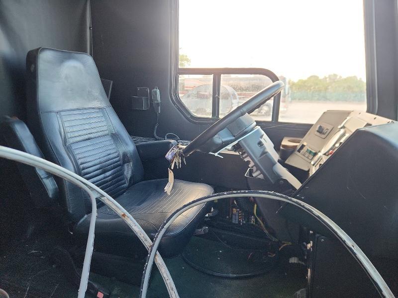 2006 Freigliner Chassis x Line Motor Home
