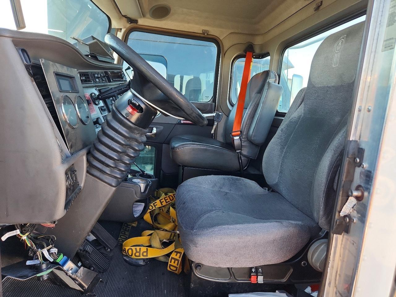2015 Kenworth T330 Semi Truck