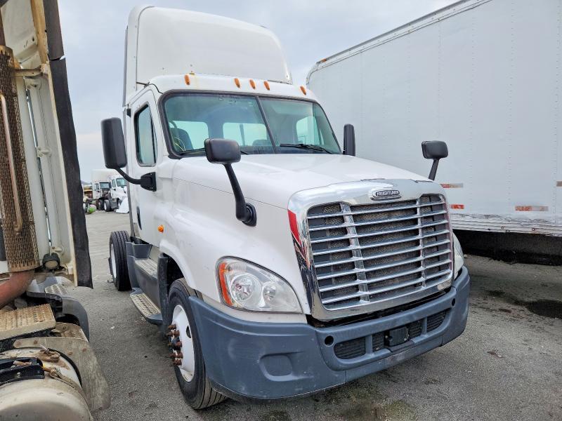 2016 Freightliner Cascadia 125 Semi Truck