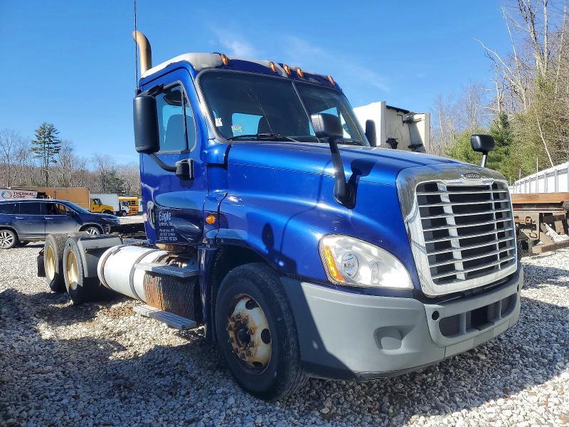 2014 Freightliner Cascadia Semi Truck