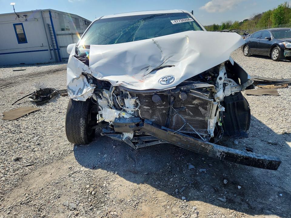 2011 Toyota Sienna xle 8-passenger