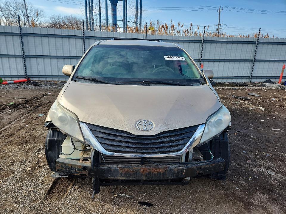 2014 Toyota Sienna le 8-passenger