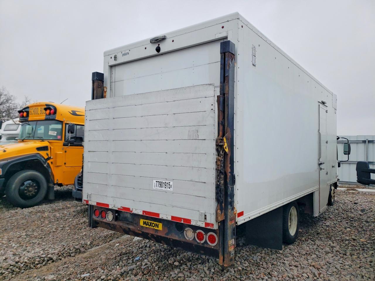 2017 Isuzu NRR BOX Truck