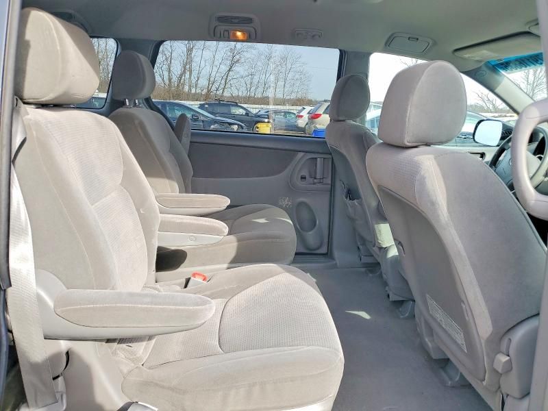 2004 Toyota Sienna le 7 Passenger