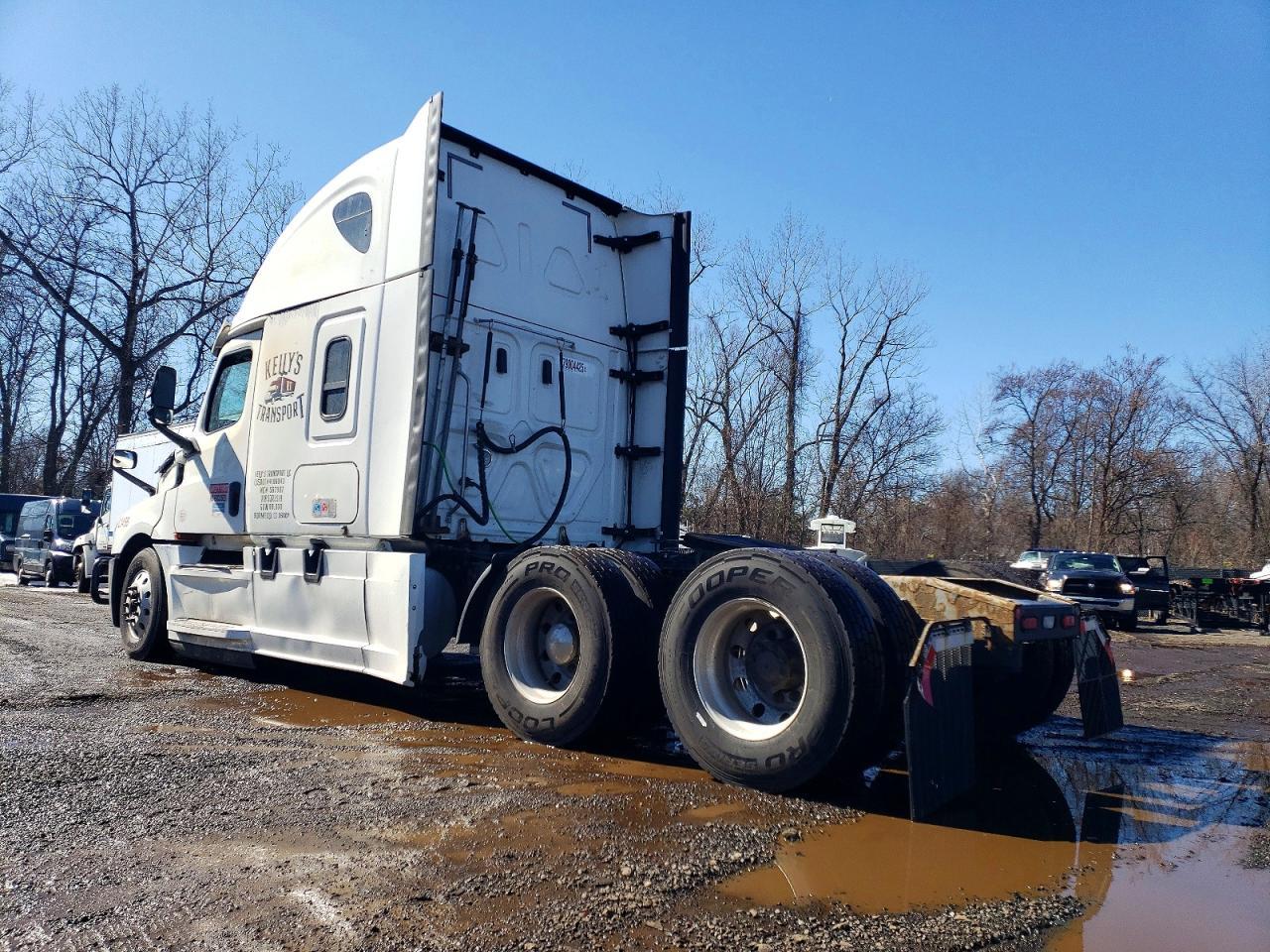 2018 Freigliner 2018 Freightliner Cascadia 126 Semi Truck