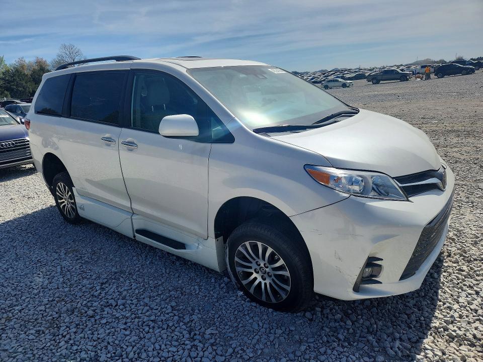 2020 Toyota Sienna xle 8-passenger