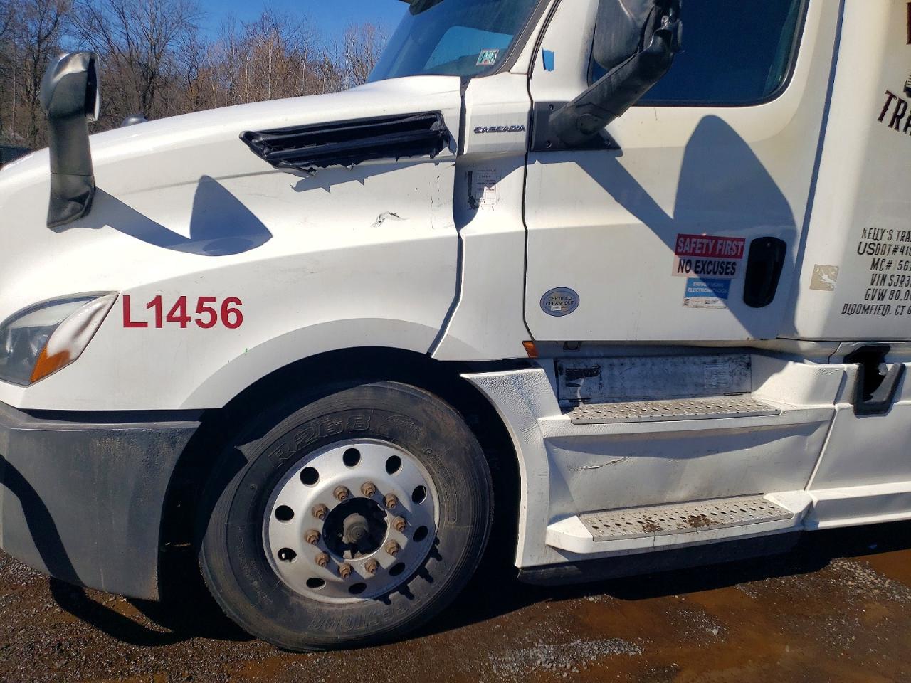 2018 Freigliner 2018 Freightliner Cascadia 126 Semi Truck