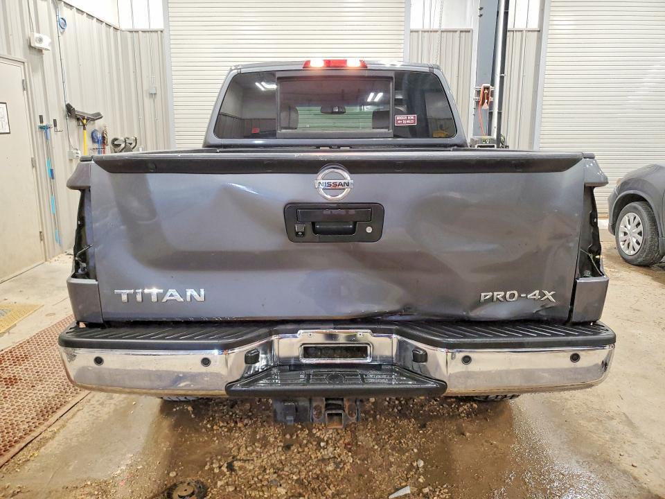 2014 Nissan Titan SV
