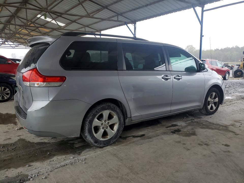 2012 Toyota Sienna le 8-passenger