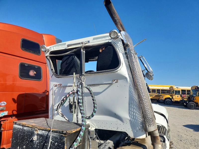 2012 Peterbilt 386 Semi Truck