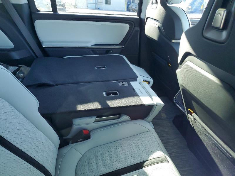 2025 Rivian R1S Adventure