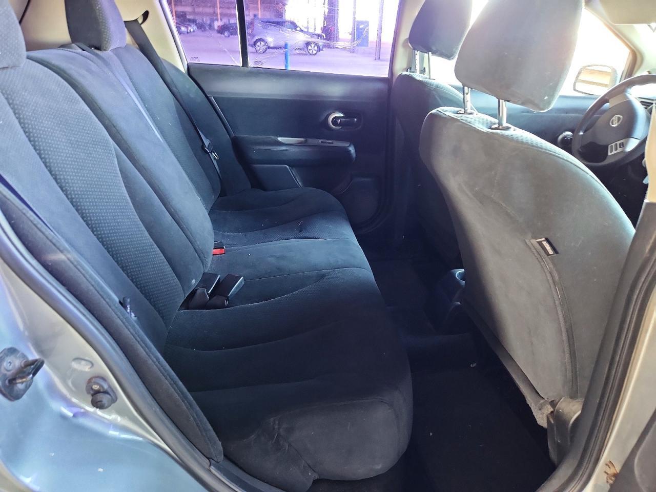 2011 Nissan Versa 1.8 s