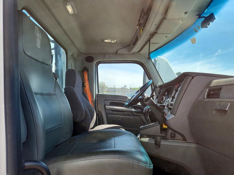 2015 Kenworth T680 Semi Truck