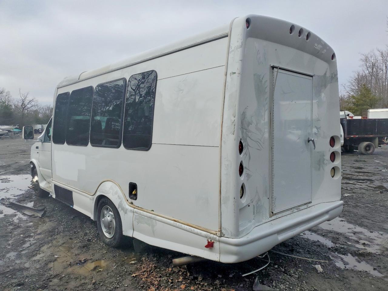 2015 Ford Econoline E350 Super Duty Cutaway Van
