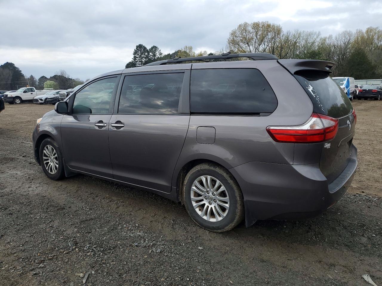 2015 Toyota Sienna xle 8-passenger