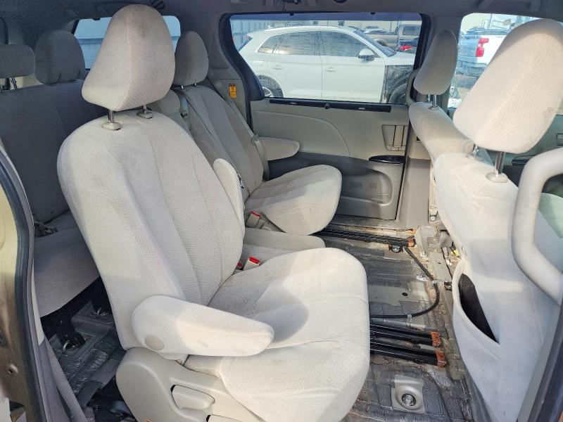 2014 Toyota Sienna le 8-passenger