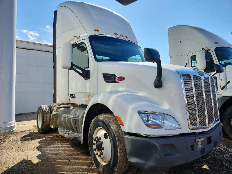 2017 Peterbilt 579 Semi Truck