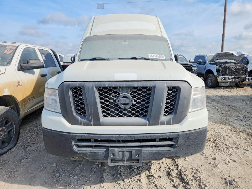 2014 Niss Medium DUTY/BOX Trucks
