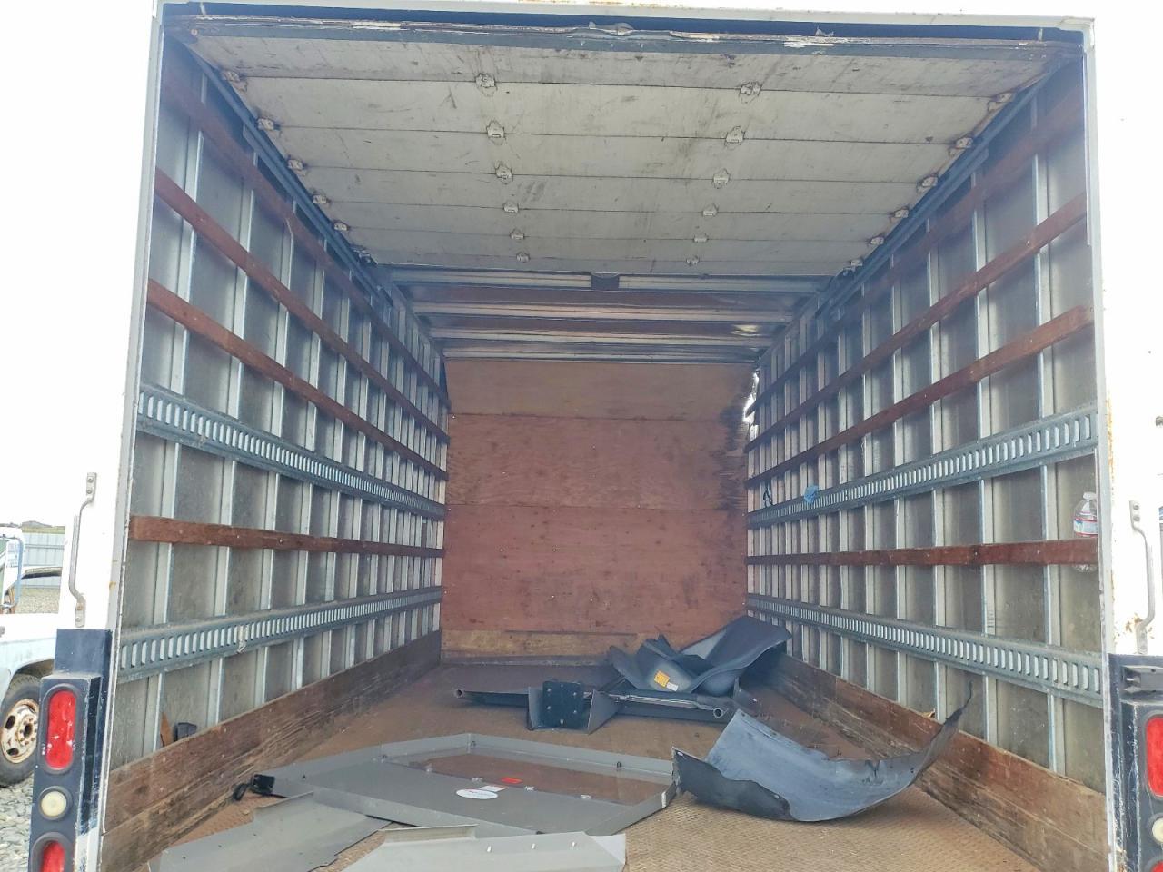 2016 Isuzu NPR HD BOX Truck