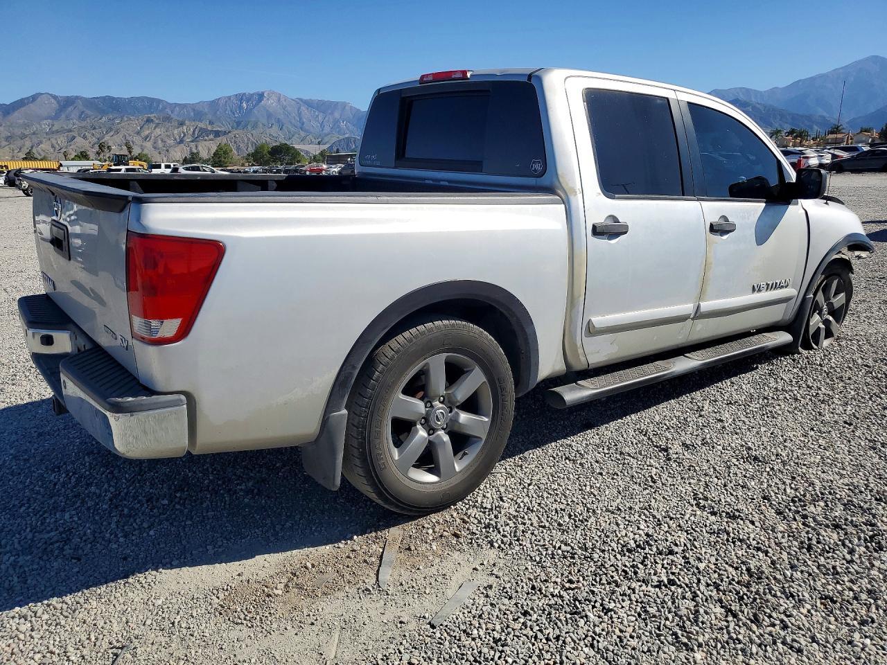 2015 Nissan Titan SV