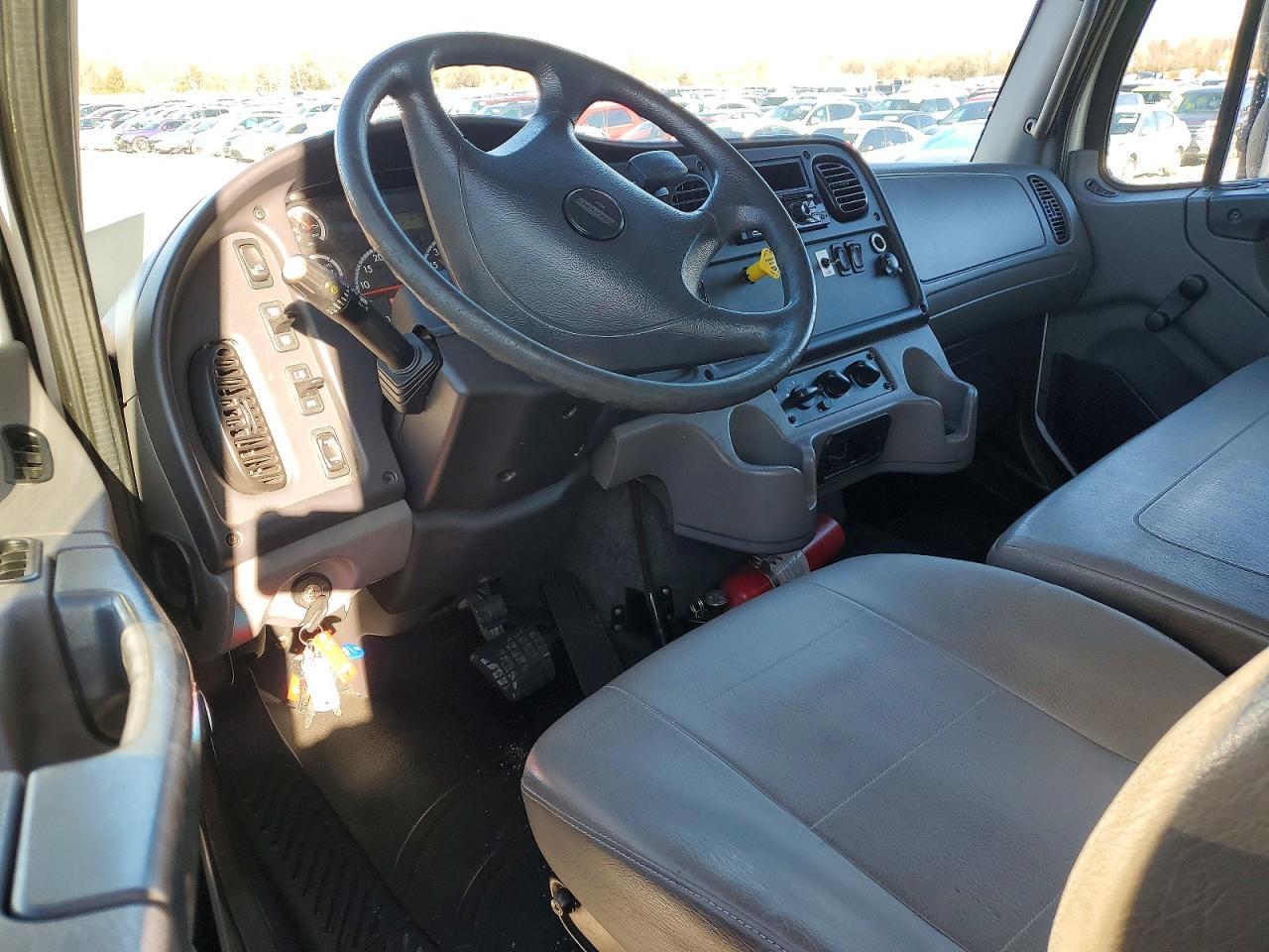 2015 Freightliner Business Class M2 BOX Truck