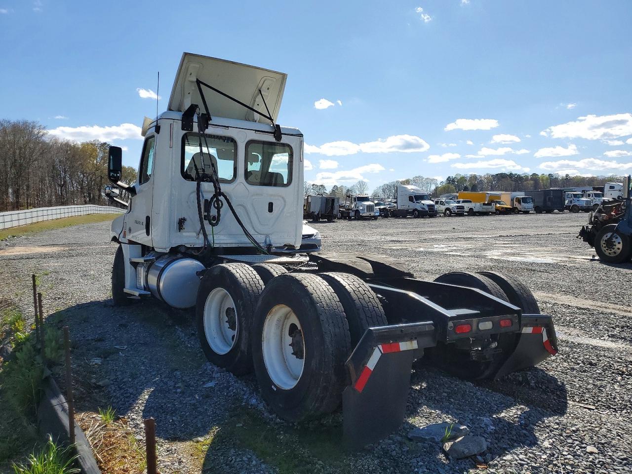 2020 Freightliner Cascadia 126 Semi Truck