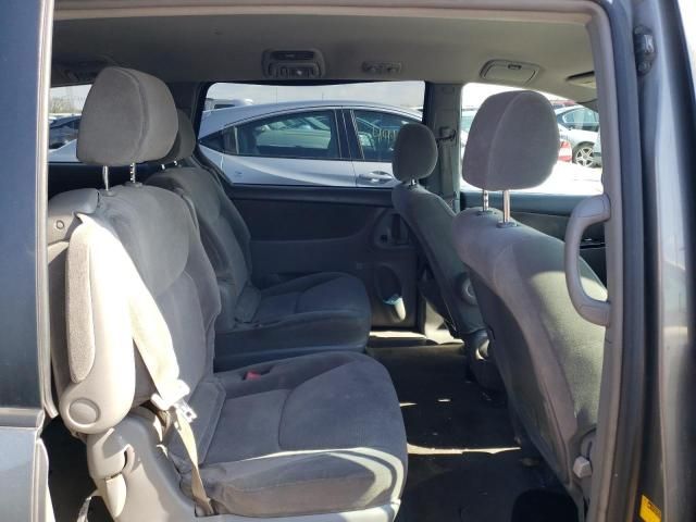 2004 Toyota Sienna CE