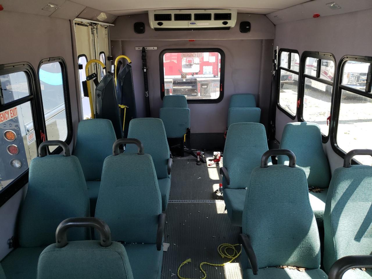 2010 Ford Econoline E450 Super Duty Cutaway Van