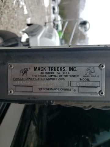 1998 Mack 700 CL700