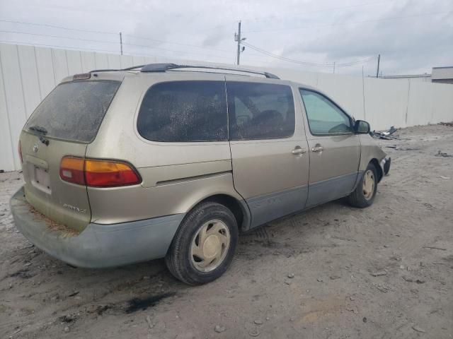 2000 Toyota Sienna LE