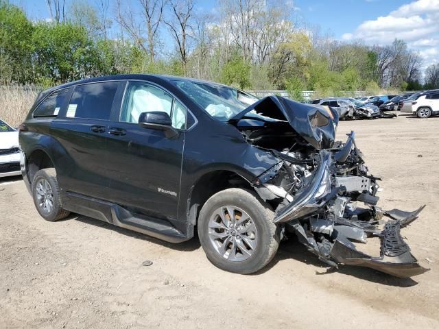 2022 Toyota Sienna LE