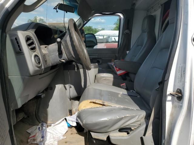 2014 Ford Econoline E350 Super Duty Cutaway Van