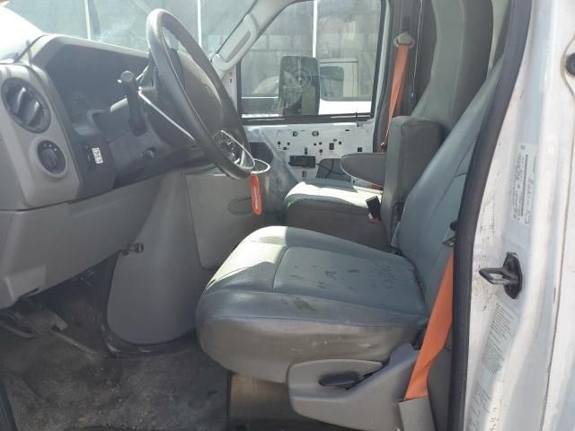 2015 Ford Econoline E350 Super Duty Cutaway Van