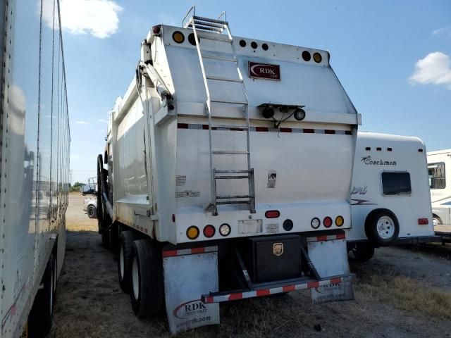 2010 Peterbilt 320