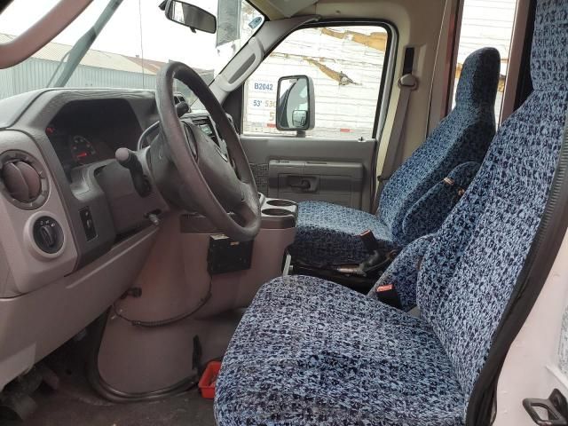 2010 Ford Econoline E450 Super Duty Cutaway Van