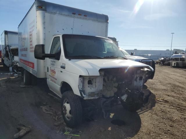 2013 Ford Econoline E350 Super Duty Cutaway Van