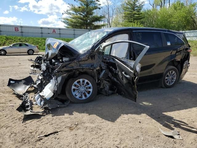 2022 Toyota Sienna LE