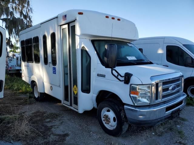 2013 Ford Econoline E350 Super Duty Cutaway Van