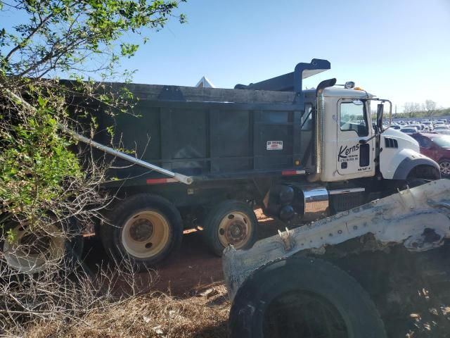 2016 Mack 700 GU700