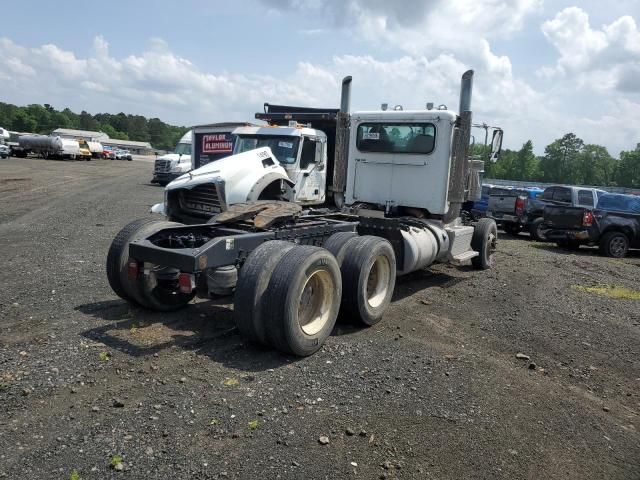 2015 Peterbilt 388 Semi Truck
