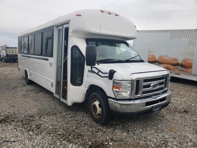2014 Ford Econoline E450 Super Duty Cutaway Van