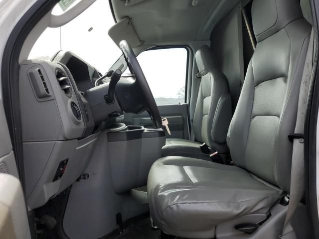 2011 Ford Econoline E350 Super Duty Cutaway Van