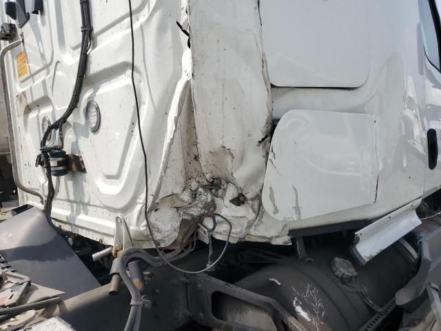 2019 Freightliner Cascadia 126 Semi Truck