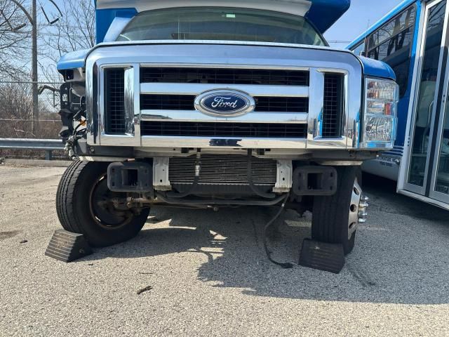 2014 Ford Econoline E450 Super Duty Cutaway Van