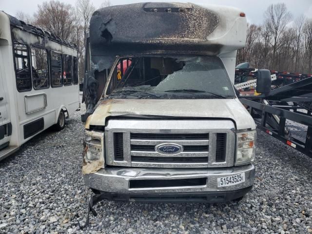 2013 Ford Econoline E350 Super Duty Cutaway Van